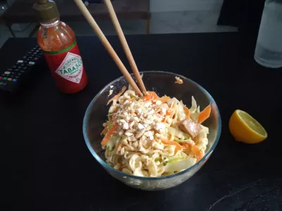 O que comer com salada de repolho? Receita de salada de repolho e cenoura, fácil e vegana : O que comer com salada de repolho? Incluir em um ramen caseiro