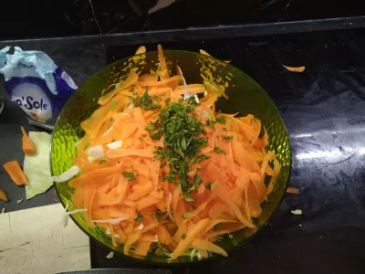 与凉拌卷心菜一起吃什么？白菜胡萝卜沙拉食谱，容易和素食主义者 : 加入切碎的香菜，混合