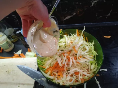Ko ēst ar Coleslaw? Kāpostu burkānu salātu recepte, viegli un vegāni : Pievienojiet mērci dārzeņiem