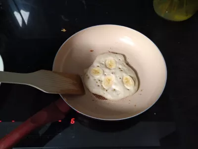 20 min piesang / framboos donsige veganiese pannekoeke : Maak 'n piesang gevul met piesang