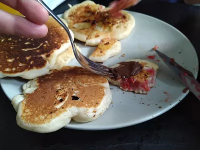 20 Min Μπανάνα / Βατόμουρο Fluffy Vegan Pancakes : Χνουδωτή vegan τηγανίτα γεμάτη με βατόμουρο και σερβίρεται με σοκολάτα