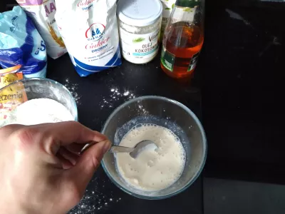 20 мин банана / малина пухасте веганске палачинке : Мешање течних састојака