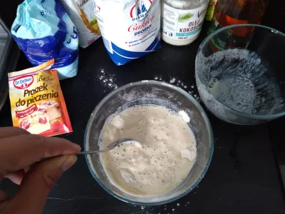 Panquecas Vegan Fofinhas com Banana / Framboesa de 20 minutos : Mistura de preparações líquidas e sólidas