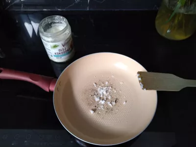20 min Pahuljaste veganske palačinke od banane / maline : Zagrijavanje tave s kokosovim uljem