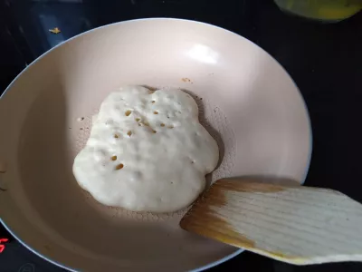 20 Min Μπανάνα / Βατόμουρο Fluffy Vegan Pancakes : Φυσαλίδες σχηματίζονται πάνω από τηγανίτα