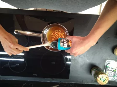 Ένας γρήγορος τρόπος για να μαγειρέψετε το Χάινζ Μπέινς : Αδειάζοντας ένα κουτί Χάινζ Μπέινς σε μια κατσαρόλα
