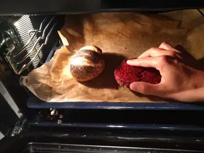 یک روش سریع وگان نحوه طبخ هاینز بینز : گرم کردن یک قرص نان در اجاق گاز در کنار یک استیک چغندر وگان