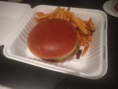 5 Hapa: Burger I Plotë + Fërgimi I Furrës Me Furrë Të Përsosur : Burger dhe skuqura të mbetura të ngrohura nga TGI e premte