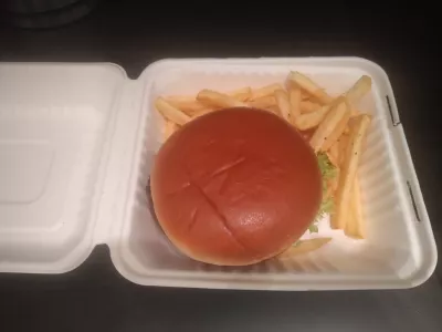 5 Chéim: Burger Iomlán + Fries Ath-Théamh Oighinn Foirfe : Burger fágtha TGI Dé hAoine iomlán stóráilte ar feadh oíche sa chuisneoir