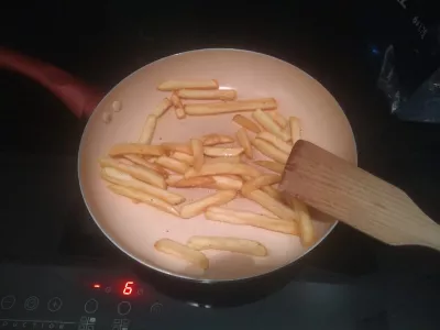 5 Etapas: Hambúrguer Inteiro + Batatas Fritas Reaquecimento Perfeito No Forno : Restos de batatas fritas reaquecendo em uma panela