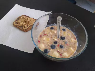 Esmorzar Esportiu Vegà - Sense Ous! : Porrida vegana amb fruites i tràters sencers sencers amb mantega de cacauet