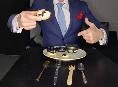 Kakšen Ima Okus Kaviarja? Kako Jesti Sturgeon Black Caviar? : Izbor Sturgeon Caviar, urejen v Varšavi na Poljskem iz Lemarchedeparis