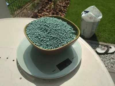Fertilitzant De Gespa Complex De YaraMila: Com Utilitzar-Lo? : 1 kg de fertilitzant complex de Yaramila en un bol per a l'aplicació de la mà a la gespa de jardí de 60m²