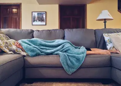 Уважаеми нови родители, качествен сън е възможен с пречиствател на въздух : Уморен родител спи на диван