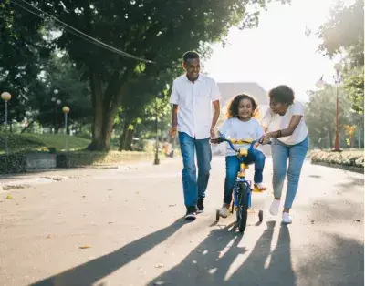 Dragi novi roditelji, kvalitetan san je moguć pomoću pročišćivača zraka : Porodica koja igra na otvorenom na svežem vazduhu