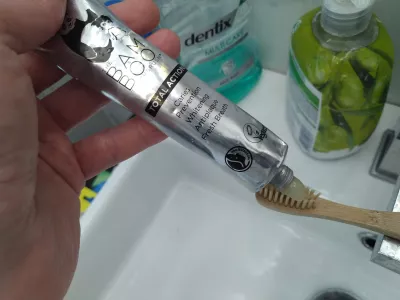 Beste umweltfreundliche Zahnpasta & Zahnbürste Set: Zahnmarkenprüfung : Anwenden von veganen Bam- und Boo-Zahnpasta auf eine Bambuszahnbürste