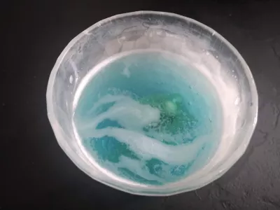 Καθαρισμός Συσκευής Apnea Από Το Στόμα: How-To; : Αντίδραση νερού με την καρτέλα καθαρισμού μαντήλι