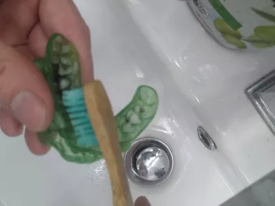 Очищення Апное Апное Сну: Як? : Очищення нижньощелепної шини з зубною щіткою та зубною пастою
