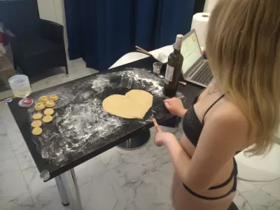Kā Iegūt Meiteni Gatavot Vakariņas Bikini? : Lady Cooking bikini mājās par cilvēku