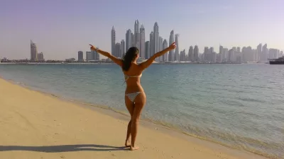 يريد أن يراك في بيكيني لأنه الخطوة الأولى في العلاقة : امرأة سعيدة في بيكيني على الشاطئ في دبي