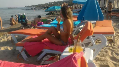 Chce cię zobaczyć w bikini, ponieważ jest to pierwszy krok w związku : Kobieta na leżaku na piaszczystej plaży
