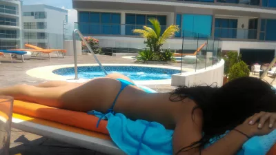 Jis nori pamatyti jus savo bikini, nes tai yra pirmasis santykių etapas : Moteris, vartojanti saulę prie viešbučio netoliese esančiame Jacuzzi Radisson Blu Cartagena, Kolumbija